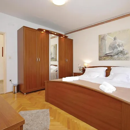 Apartment 23 With Outdoor Swimmingpool Sestanovac