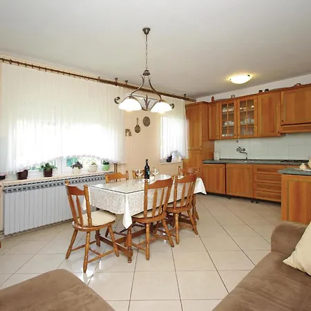 23 With Outdoor Swimmingpool