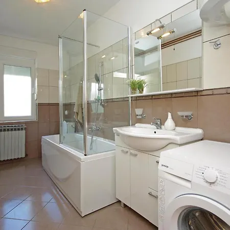 23 With Outdoor Swimmingpool Sestanovac